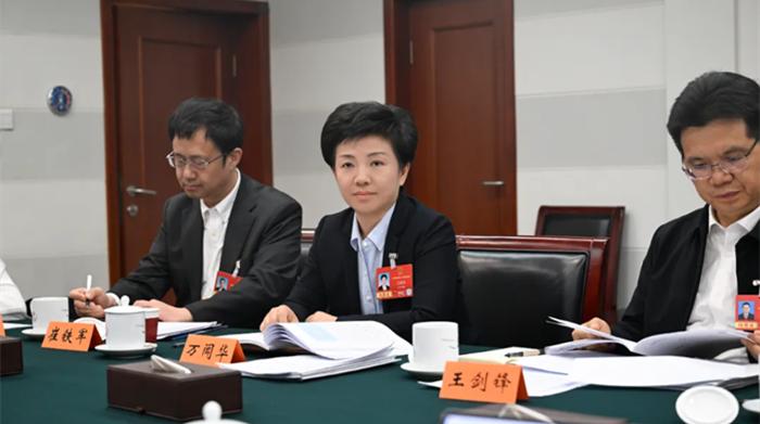 万闻华参加江苏代表团小组会议审议并发言